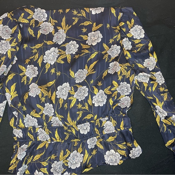 ASTR The Label V-Neck Long-Sleeved Top - Size Small - Picture 7 of 8